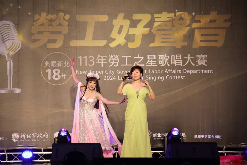 ▲女性參賽深情演唱,伴舞更能襯托丰采。