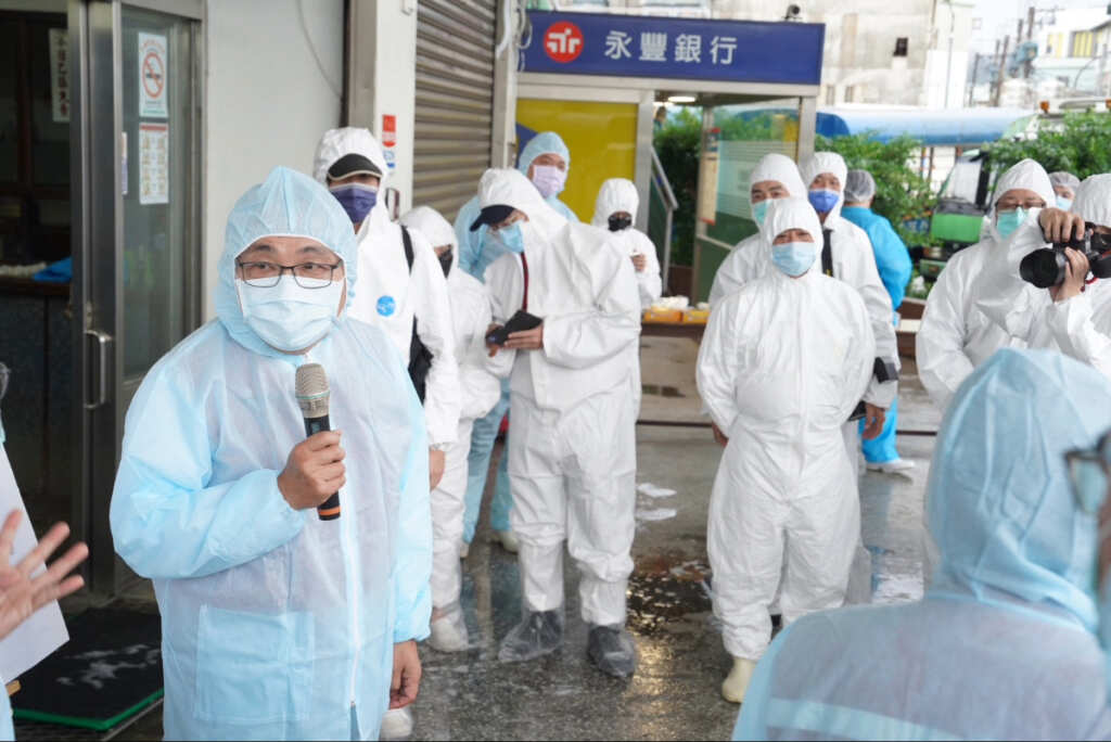 ▲侯友宜市長昨日至樹林肉品市場防疫視察。