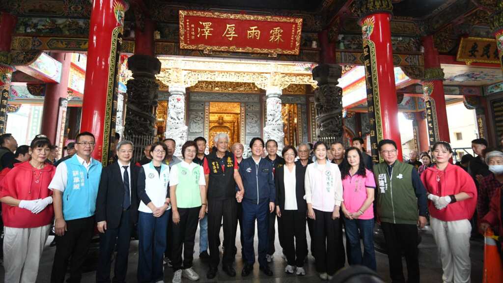 ▲賴清德總統今日下午前往彰化縣伸港鄉福安宮參香祈福並贈匾，縣長王惠美與各級民代等人一起參與。（圖／彰化縣政府提供）