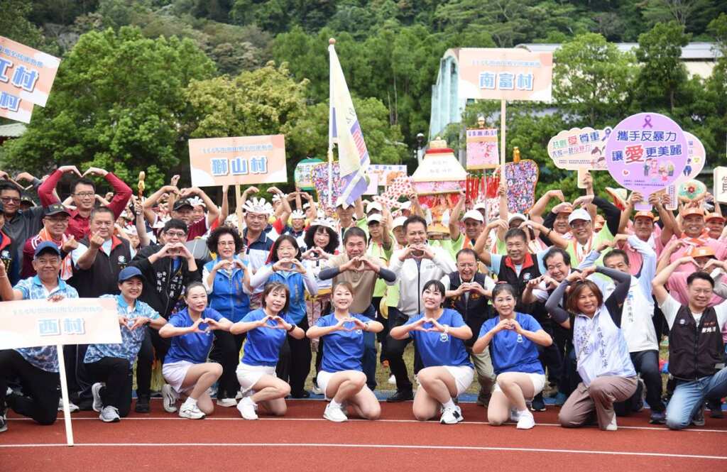 ▲苗栗縣長鍾東錦出席運動會與選手合影。
