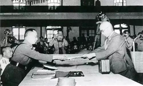 日本軍閥在南京中央軍校向中國投降，呈交降書，88年前這裡也是蕭山令將軍殉國之處。