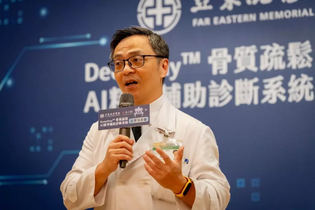 亞東醫院副院長彭渝森以AI助力預防醫學,守護長者「站得穩、走得久」。(圖/亞東醫院提供)