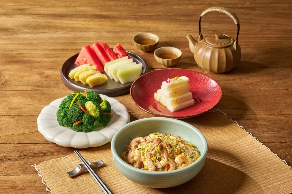 套餐內共有5道料理,除紅樓片皮鴨外,從酸甜開胃的桂花釀白玉,到香氣四溢的揚州香蔥炒飯,完整的套餐帶來從味蕾延伸的飽足與滿悅。(瀚寓酒店提供)