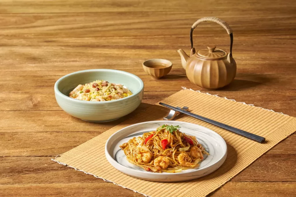 套餐主食可選粒粒分明的「揚州香蔥炒飯」,亦可更換為香氣馥郁的「馬來風味炒麵」,從中式經典到南洋風味,層層滿足不同味蕾。(瀚寓酒店提供)