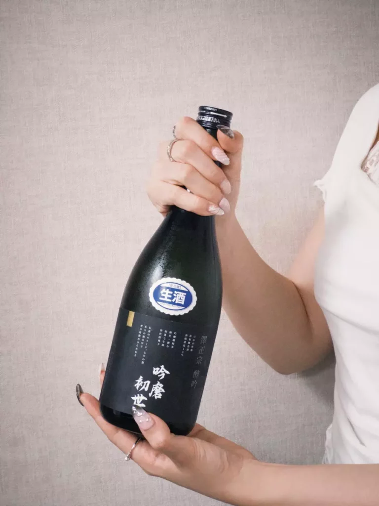 七週年特別推出聯名清酒《吟磨初世》，以純米吟釀為基底，象徵品牌從米粒到高峰的淬鍊歷程。