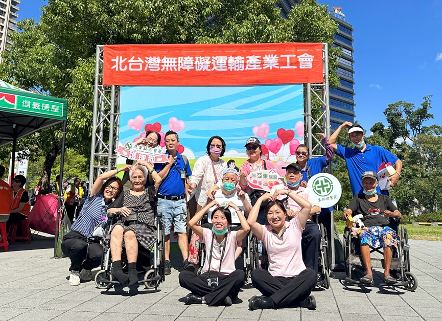 「長照樂園・野餐趣」公益活動,陪伴行動不便長者到戶外出遊。(圖/北台灣無障礙運輸產業工會 提供)