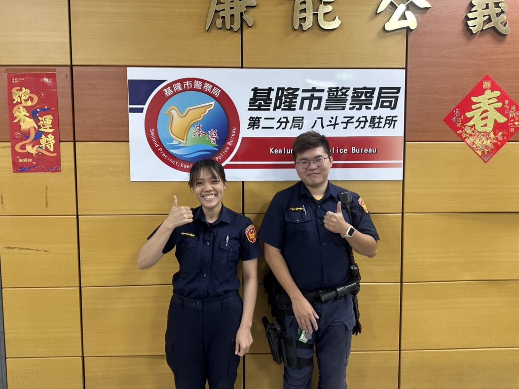八斗子所警員邱宜庭(左)、胡品宏(右)。(圖/記者薛秀蓮 翻攝)