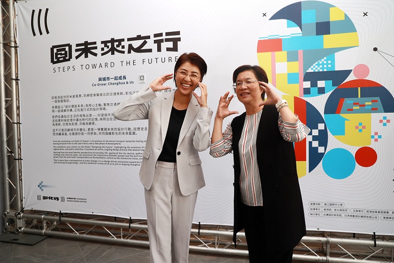 ▲彰化縣長王惠美(右)親自陪同許縣長參觀。