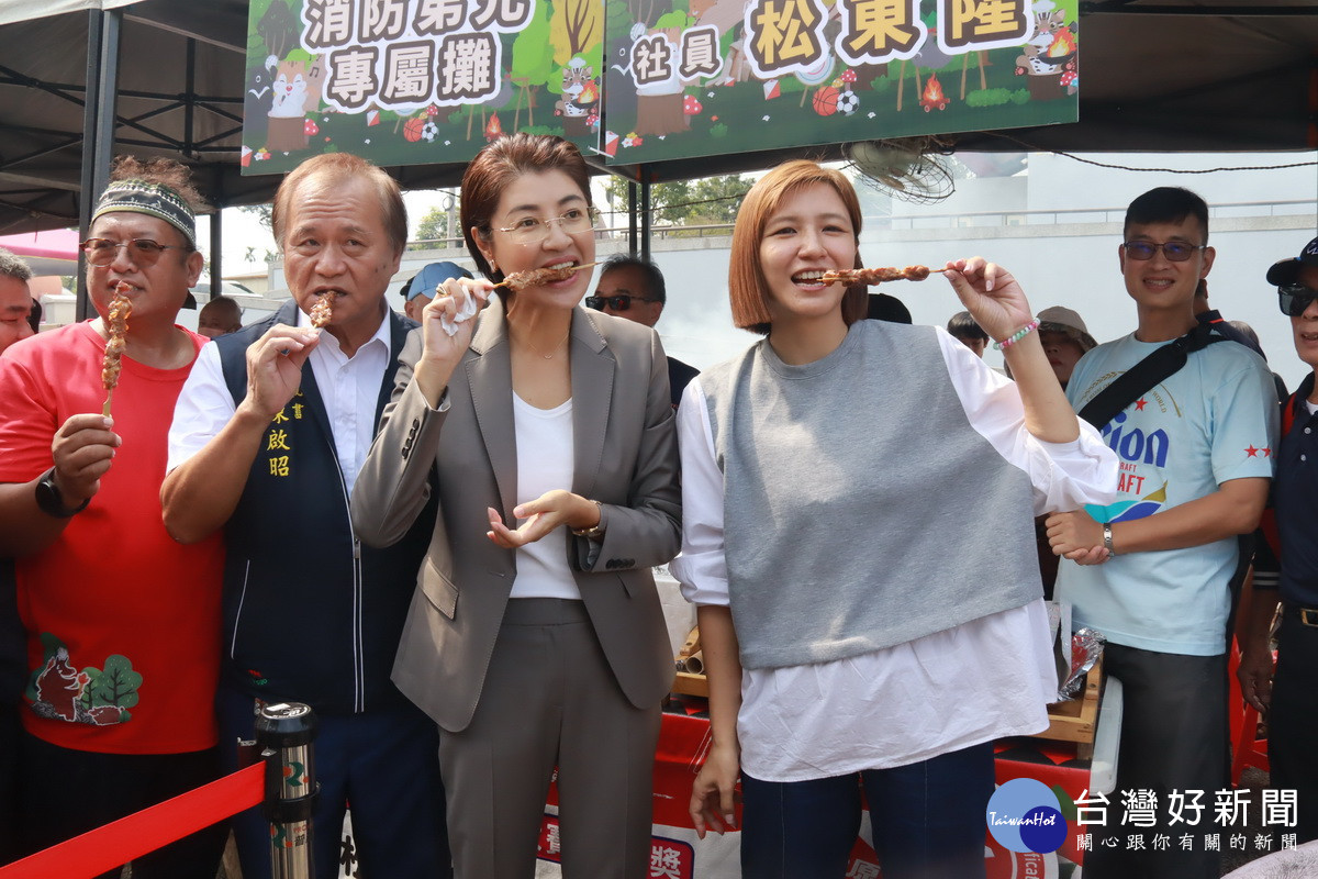 許縣長和林議員等品嚐職人的烤肉滋味。(記者扶小萍攝)