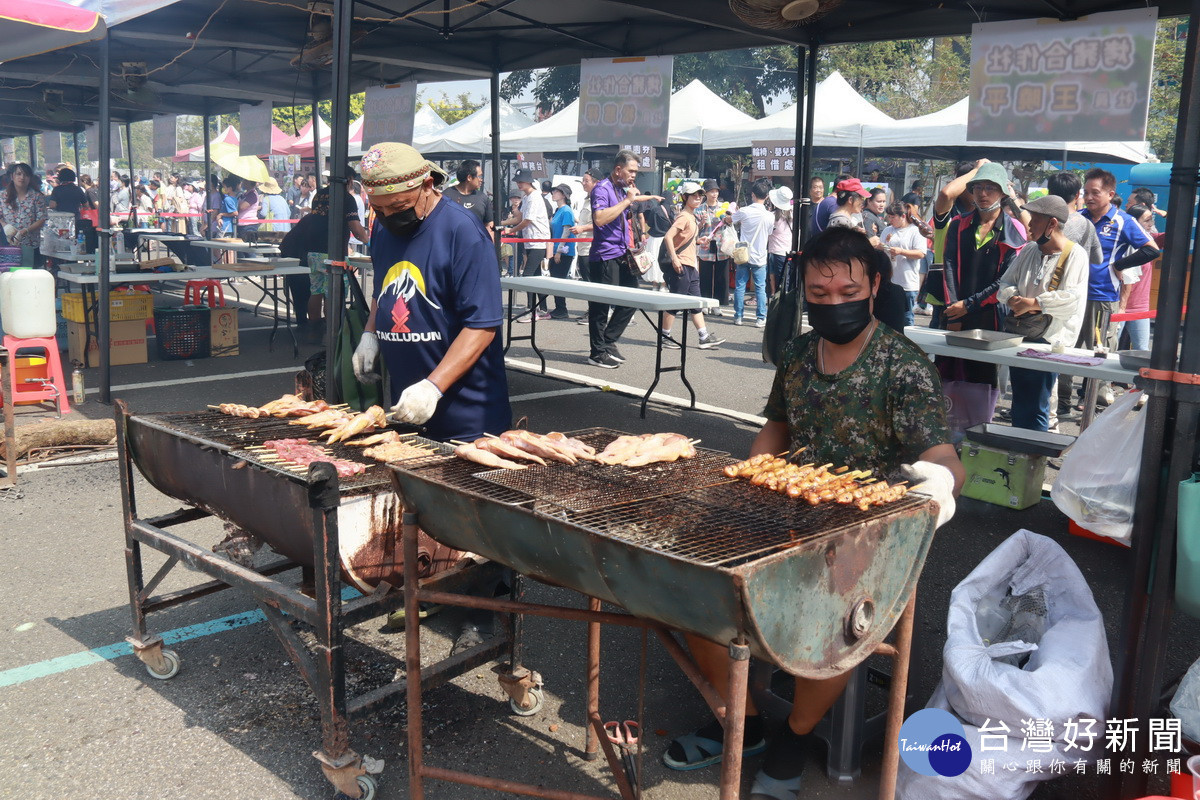 現場的烤肉香氣引民眾大排長龍品嚐原汁原味美食。(記者扶小萍攝)
