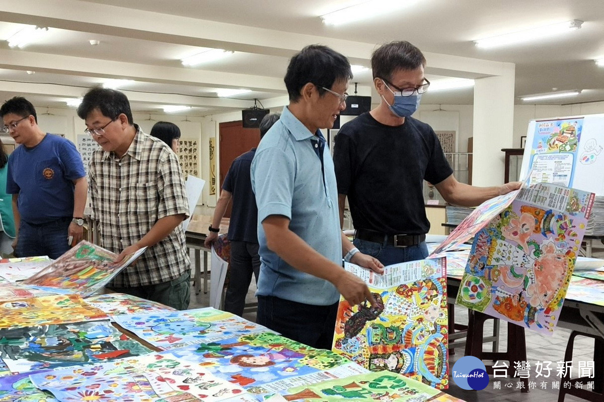 第9屆壽山巖觀音寺親子繪畫比賽,專業評審進行評選。<br /><br />
