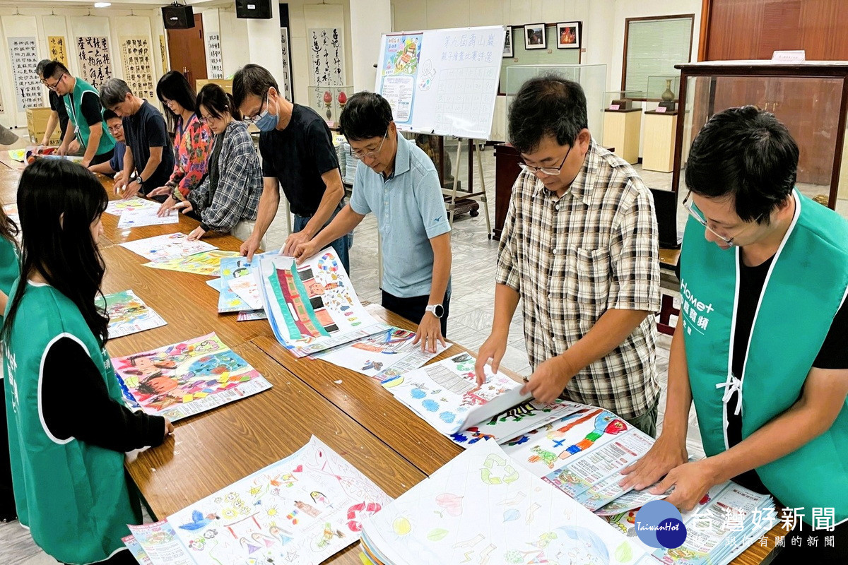 第9屆壽山巖觀音寺親子繪畫比賽,專業評審進行評選。<br /><br />