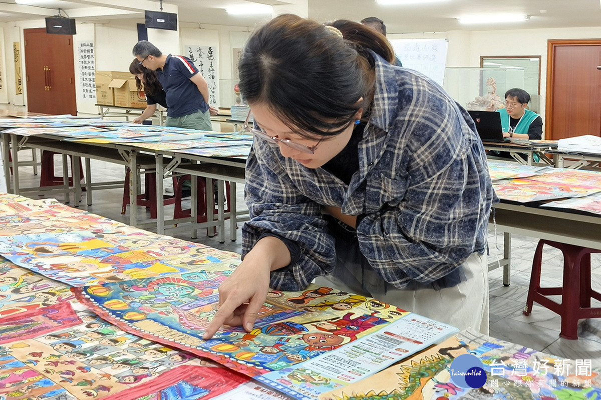 第9屆壽山巖觀音寺親子繪畫比賽,專業評審進行評選。<br /><br />