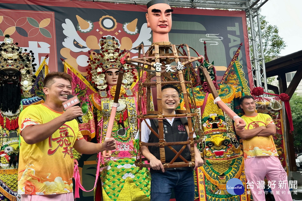 桃園市副市長蘇俊賓於「匠藝傳城-大溪社頭文化傳承成果展演」中扛神將。<br /><br />