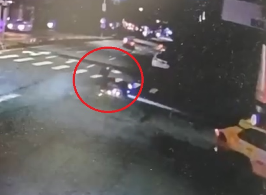 撞擊畫面曝光! 台中機車騎士闖紅燈自撞路邊停車受傷
