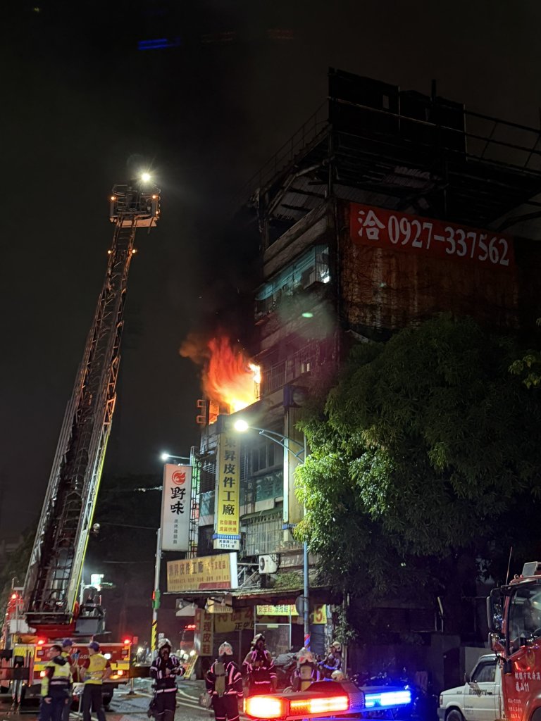 暗夜大火!桃園龜山5層樓民宅火警火光竄出 消防隊員救出4人