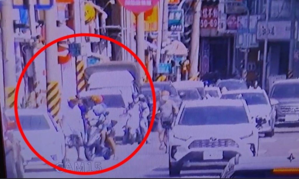 街頭疑亮刀！高雄黃車男嗆聲　聽見「報警」秒落跑