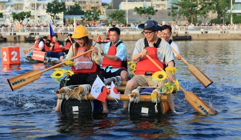陳其邁組隊參加「高雄創意造筏競賽」 鼓勵民眾以行動落實「還河於民、親水樂活」