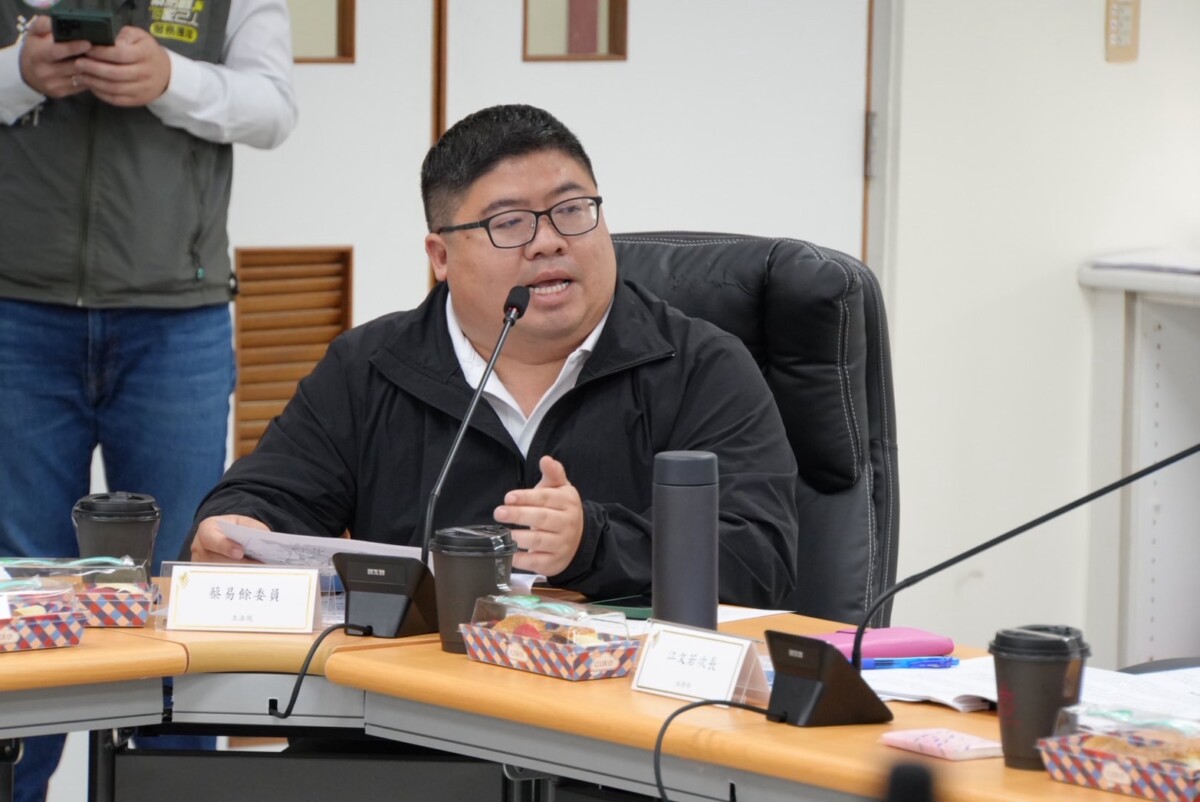 嘉義縣區域立委蔡易餘爭取,考試院23日正式通過「地方機關職務列等調整案」,全台590個地方機關、超過3500個職務將獲得職等調高。(圖/蔡易餘立委服務處提供)