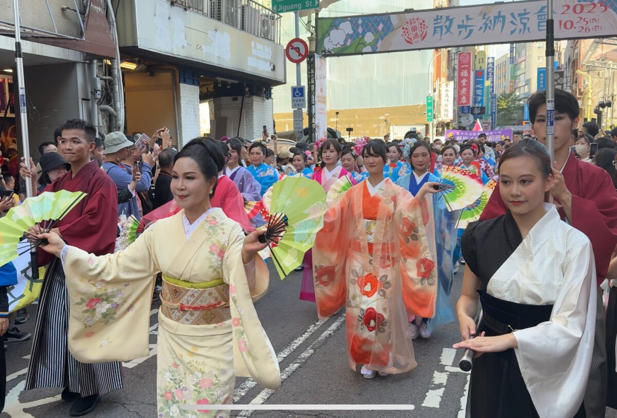 ▲西川淑敏舞踴知家參與鈴蘭通散步納涼會變裝遊行。(圖/記者顏淑娟翻攝)