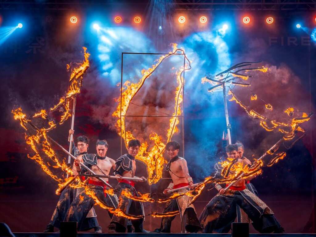 ▲火光盛宴!臺灣首屆國際火舞藝術節《火神祭》熱燃漁光島,吸引逾六萬人共襄盛舉。(圖/即將成真火舞團提供)