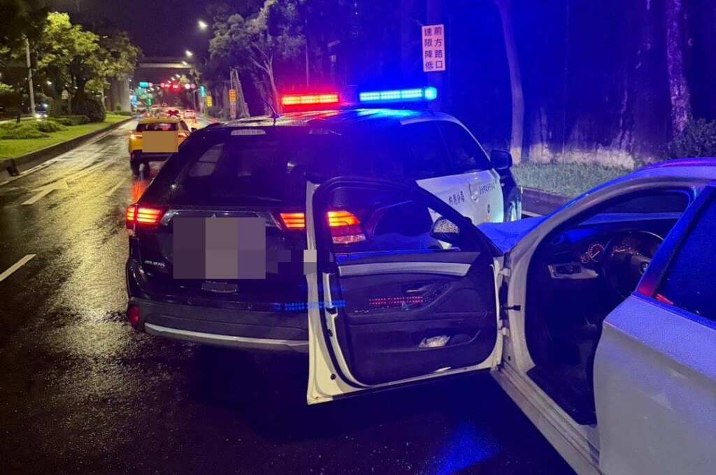 ▲光復節連假酒駕昏睡還想跑，內湖警盤查強勢破窗逮捕。