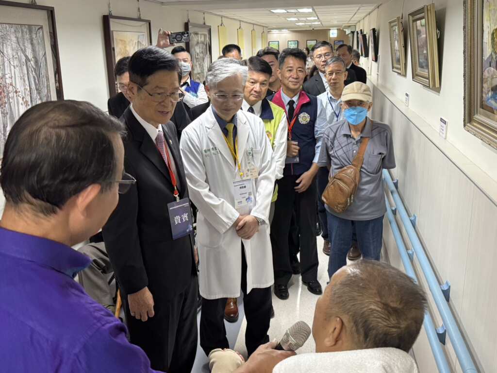 ▲足畫家童福財導覽畫作。(記者林明佑翻攝)