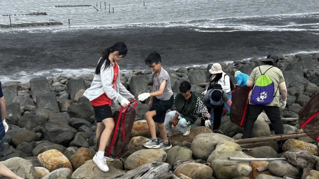 ▲彰化家扶中心武武生風武術才藝隊到芳苑鄉漢寶海堤淨灘，用實際行動響應還給我一個乾淨地球。（圖／彰化家扶中心提供）