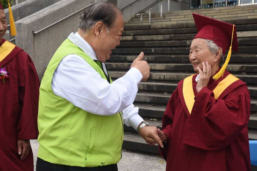 ▲肯定最年長學員曾陳月女士「活到老,學到老」。