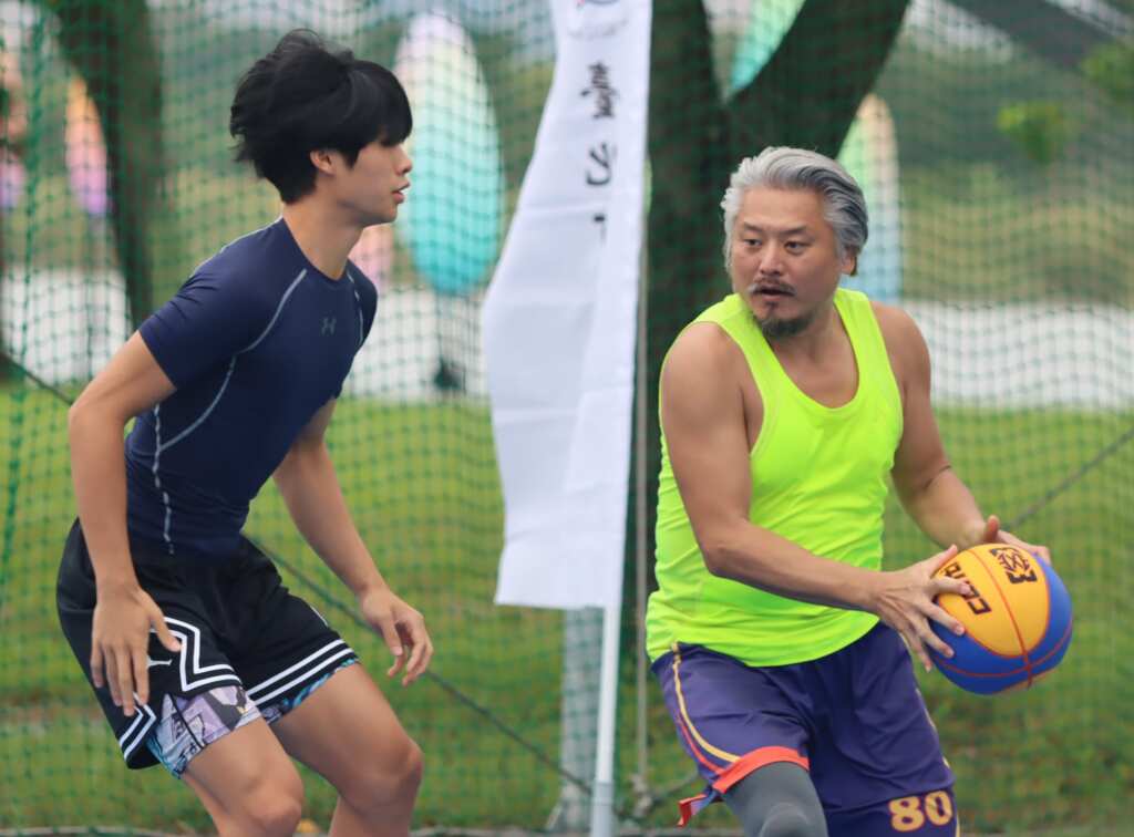 大稻埕河濱公園舉辦單打王籃球賽,出現差距35歲球齡的爺爺級球員,對抗17歲高中學生。 (魏冠中攝影)