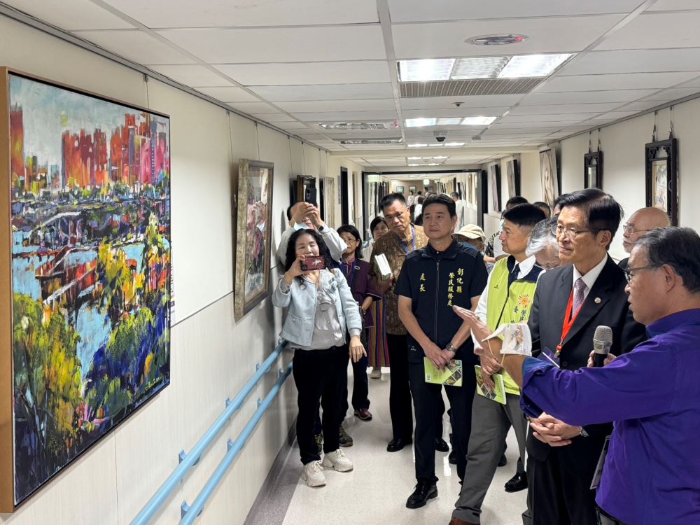 臺中榮民總醫院在中榮藝廊隆重推出榮光藝韻創作展，開幕活動輔導會嚴德發主任委員親臨主持並與傅雲慶院長聽取導覽欣賞畫作。（圖/台中榮總醫院）