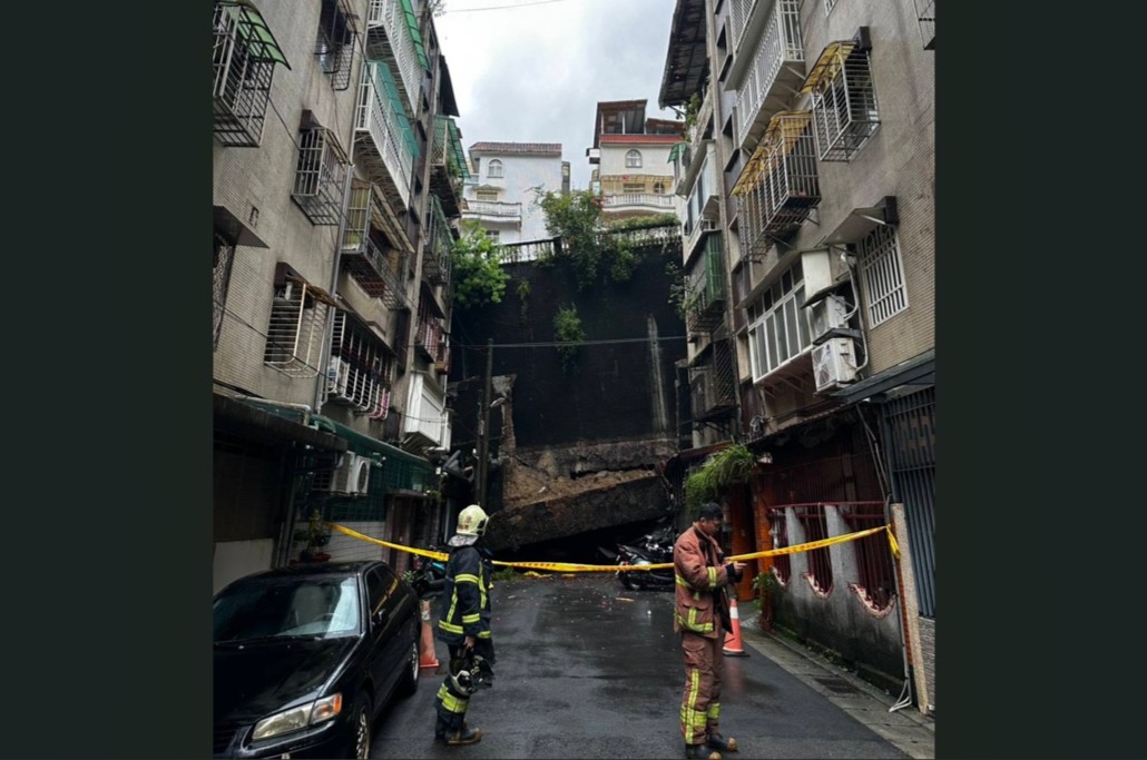 新北傳土石滑落邊坡 緊急撤離新店區住戶91人 244 cnews204251025a03