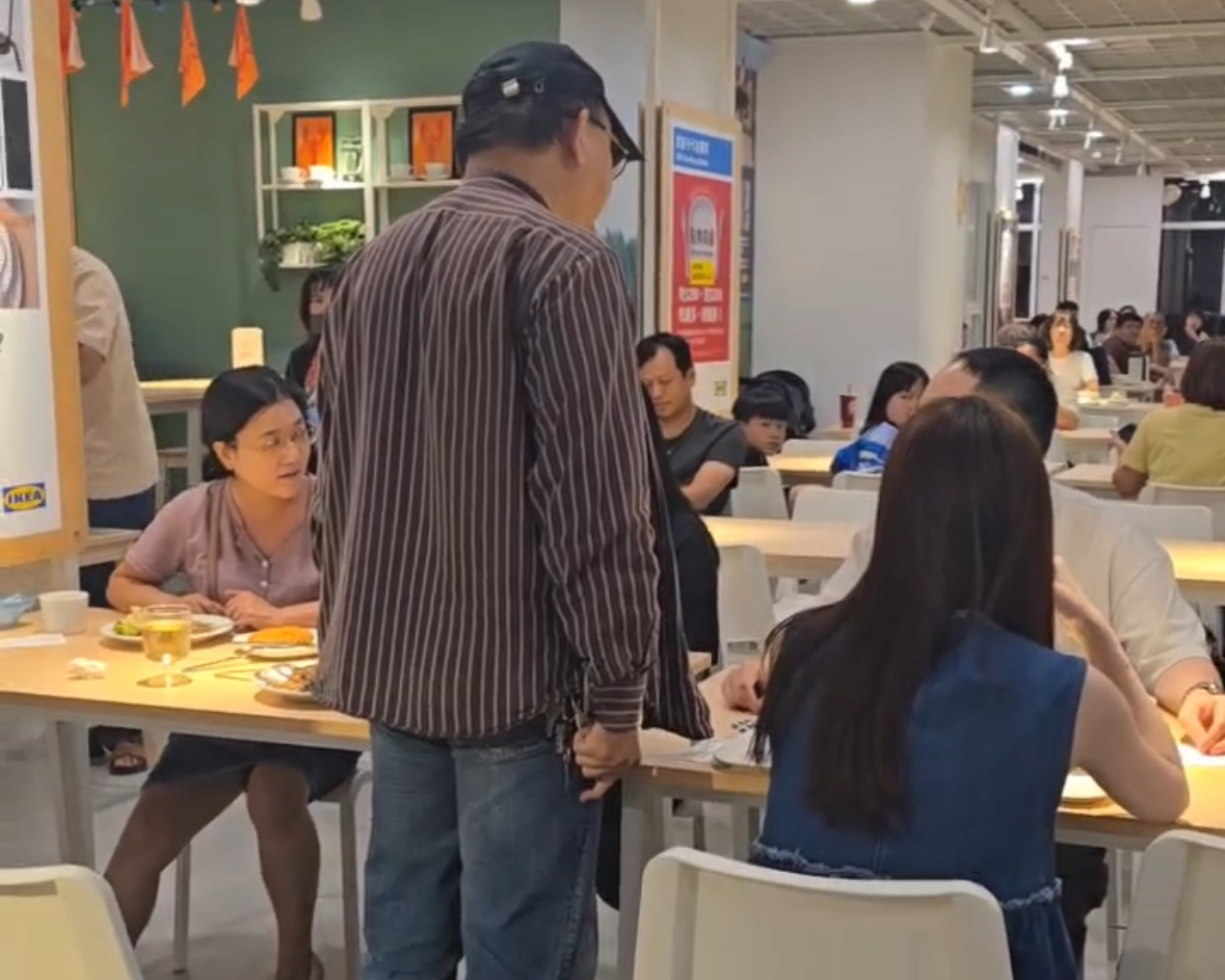 高雄IKEA用餐區驚傳持刀恐嚇事件,畫面中可見身穿條紋襯衫男子情緒激動站起,疑似手持牛排刀與隔壁桌理論。(圖/記者王巧容攝)