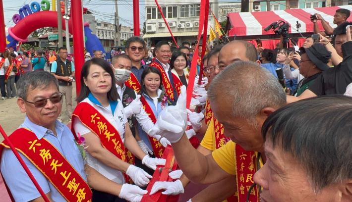 ▲張麗善縣長扶樑祈求國泰民安。(記者劉春生攝)