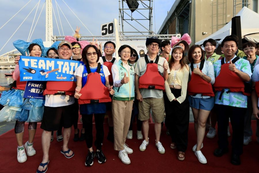 ▲陳市長賽前信心十足,並向對手喊話力拚第一,市長隊最後當仁不讓、贏得第一,藉此趣味活動推廣高雄親水活動。