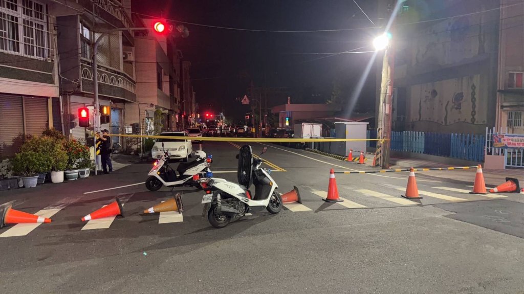 影/高雄驚險一瞬!貨車勾線扯倒電桿-砸中自車-附近一度停電