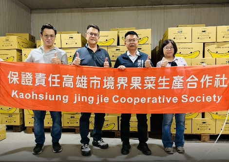 ▲高雄市政府農業局長姚志旺訪視高雄香蕉裝櫃出口新加坡。（記者 李堂安 翻攝）