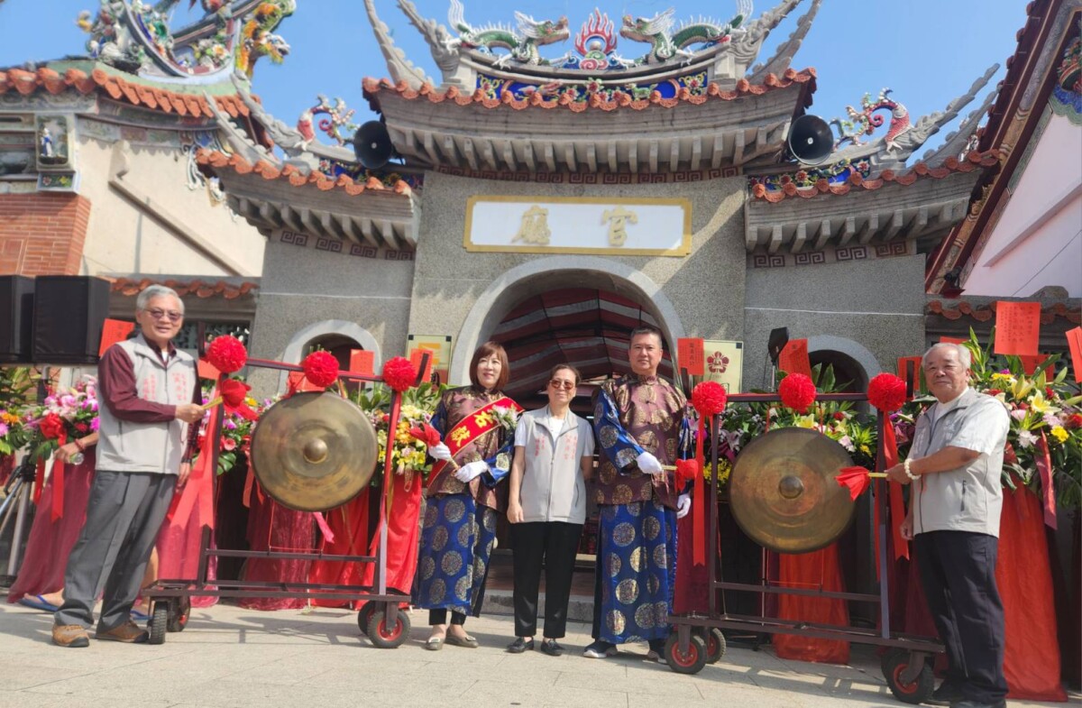 ▲祀典興濟宮秋祭大典，興濟宮前董事長吳福春（左至右）北區區長潘寶淑、新任董事長林淑華、馬六甲湖海殿王志忠主席，前基金會會長侯明福共同主持敲鑼儀式。（圖／記者陳彥霖攝2025.10.26）