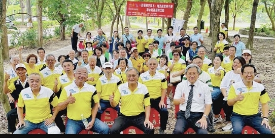 ▲揮汗完成種植花旗木大家期待如意公園展現新生機。(記者 李堂安 翻攝)