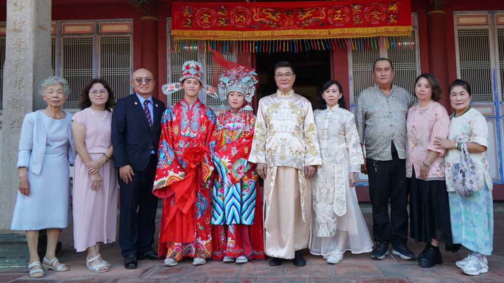 ▲鹿港鎮公所舉辦「鹿港四季紅~秋收系列活動」昨天在鹿港文武廟的「古式婚禮迎親」拉開序幕,讓遊客們體驗傳統婚嫁習俗,為今年的「秋收」活動熱鬧開場。(記者林明佑翻攝)
