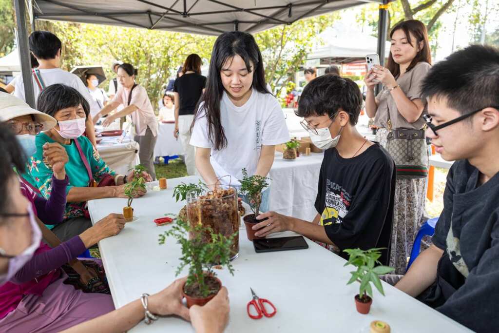 ▲多種DIY手作互動體驗區,吸引大批民眾與親子家庭熱情參與,場面熱鬧非凡。