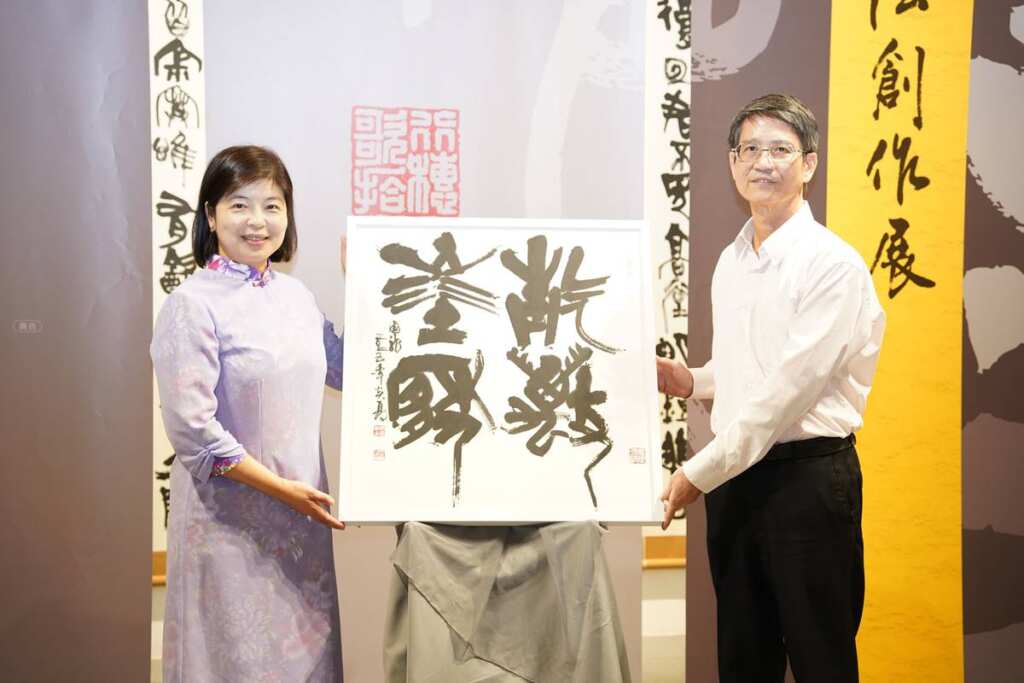 ▲胡國龍老師捐贈墨寶《天長地久》，由縣府秘書長李安妤代表縣長楊文科接受。