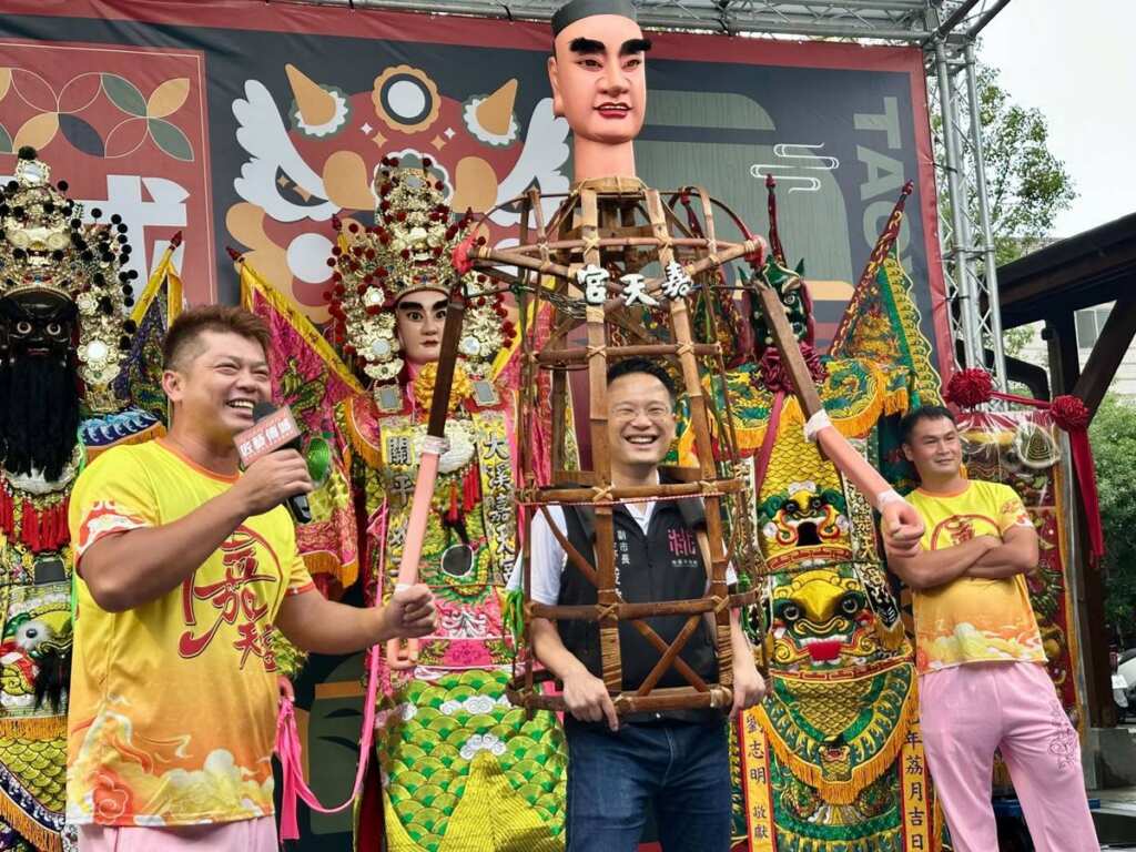 ▲大溪社頭文化百年傳承成果發表蘇副市長扛神將力挺。