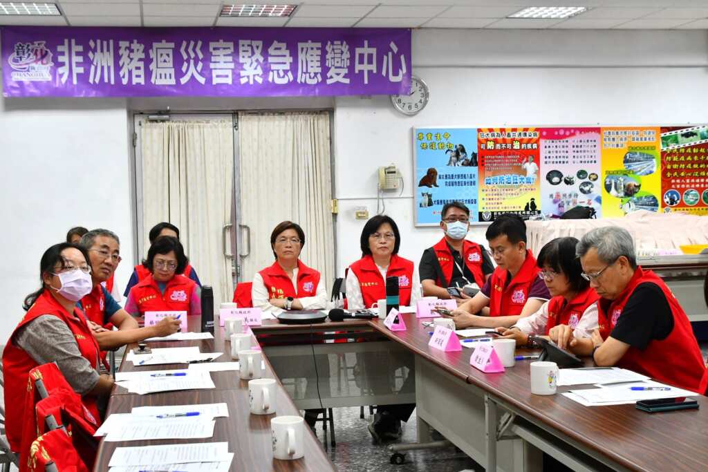 ▲行政院於今日下午召開非洲豬瘟中央災害應變中心第38次會議,彰化縣長王惠美與縣府團隊於彰化縣動物防疫所3樓會議室以視訊方式參與。(圖/彰化縣政府提供)