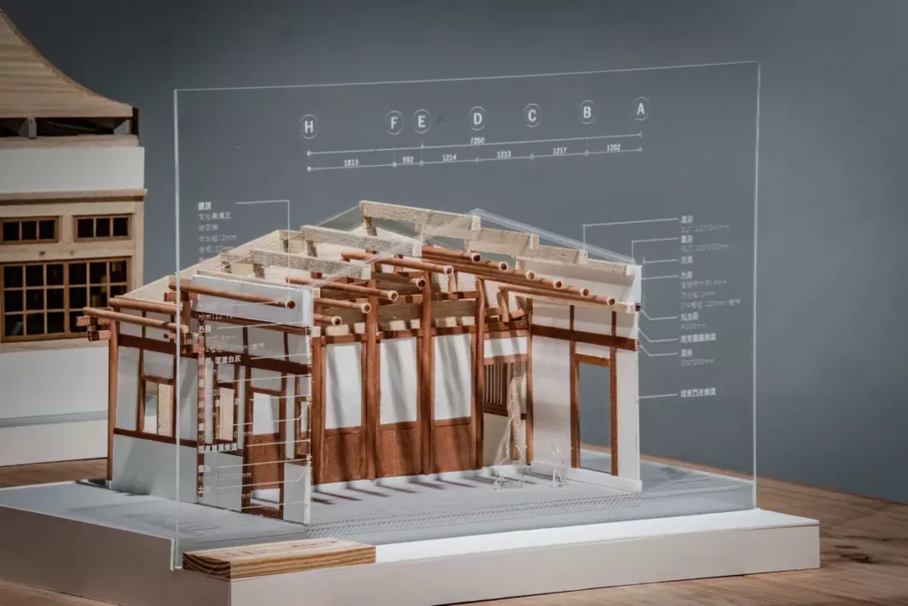 展出內容涵蓋美國、日本及台灣的代表性建築案例模型，並展出國立臺灣科技大學與淡江大學各自的木構造研究成果，呈現木建築在技術、文化與永續發展之間的平衡之美。(圖-滬尾藝文休閒園區提供)