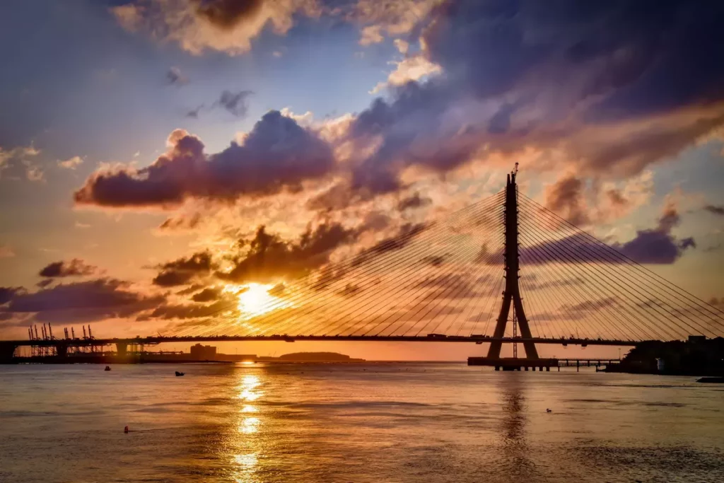 傍晚時分，還可至望高樓欣賞淡江大橋夕照，橋墩線條與淡水夕陽交織的畫面，為「一日永續輕旅行」畫下浪漫句點。(圖-滬尾藝文休閒園區提供)