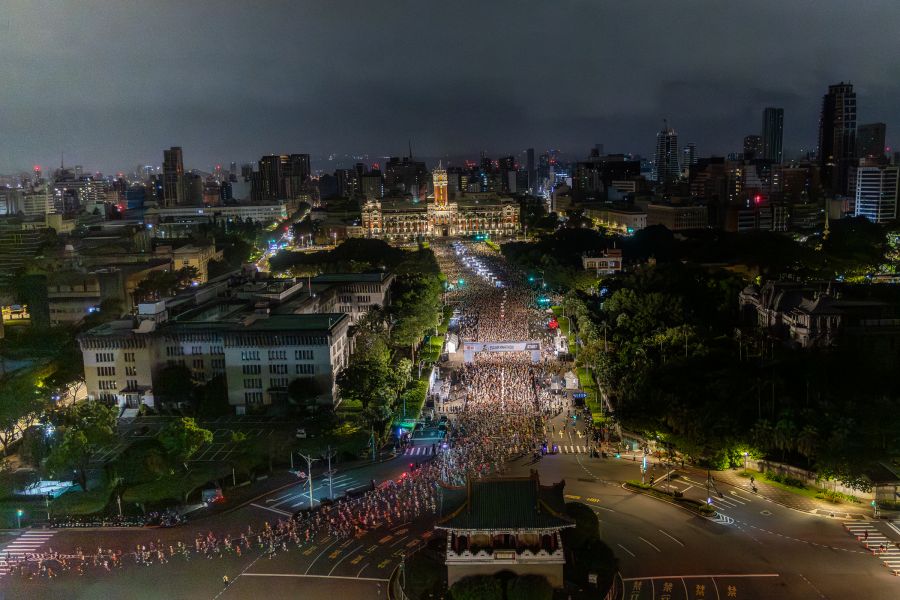 用腳步丈量世界的距離 2025長榮航空馬拉松盛大起跑