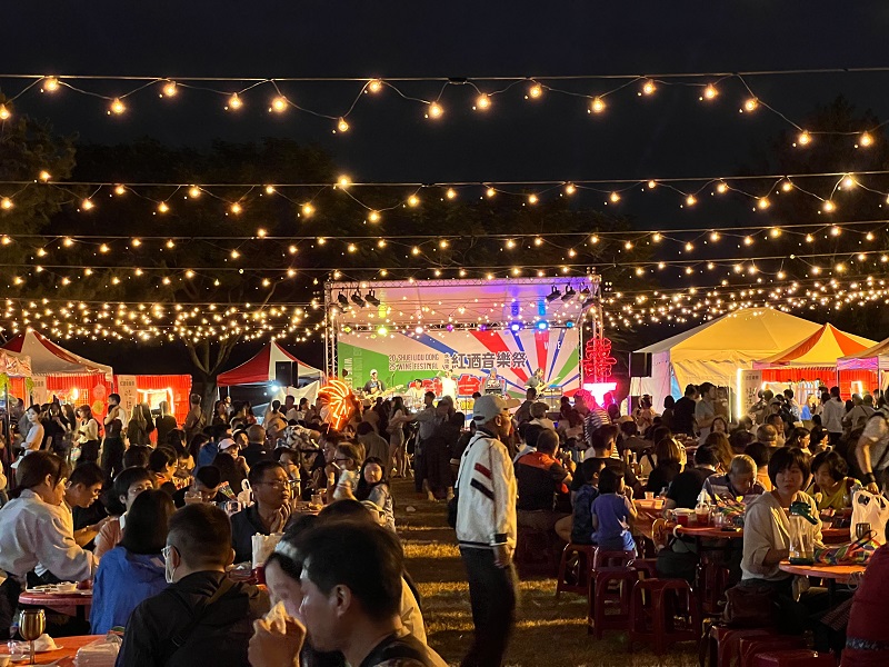2025水流東紅酒音樂祭在燈海下舉杯品酒,民眾享用在地農產入菜的美食,沉浸在音樂與紅酒交織的Chill夜晚。