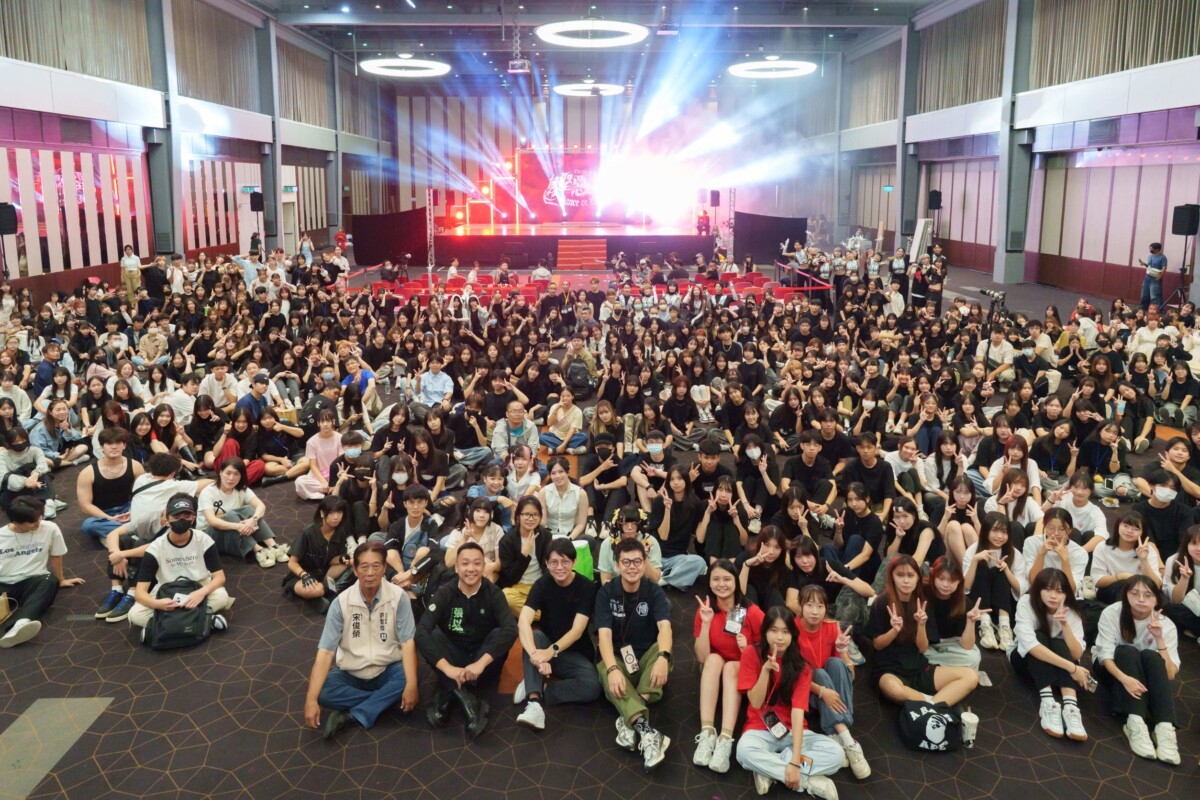 ▲萬聖惡作祭盛大舉行,青年局長林楷軒(前排左三)與所有熱舞社團合影,現場氣氛熱烈。