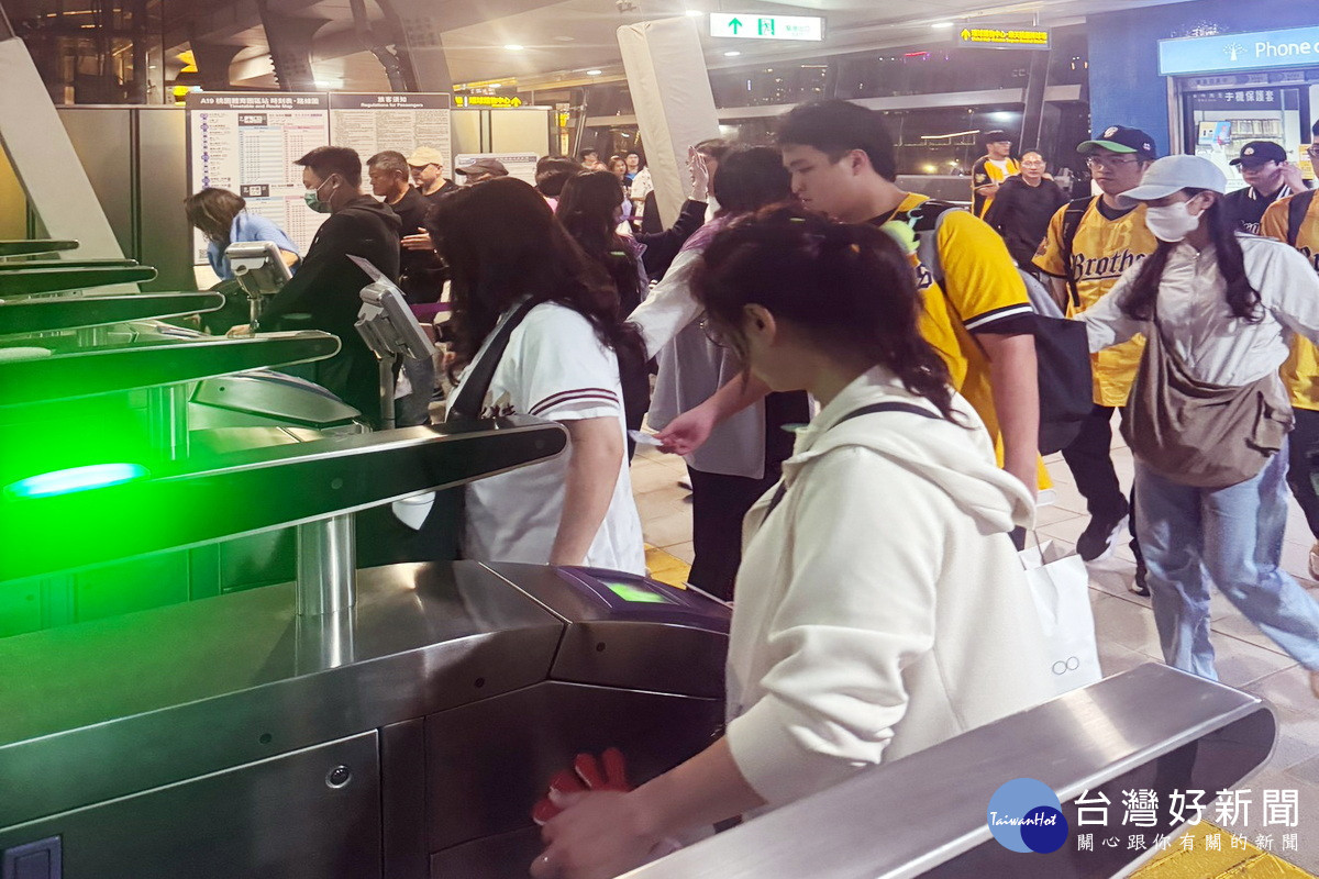 桃捷公司加派人員於A18高鐵桃園站及A19體育園區站現場進行引導管制作業。<br /><br />